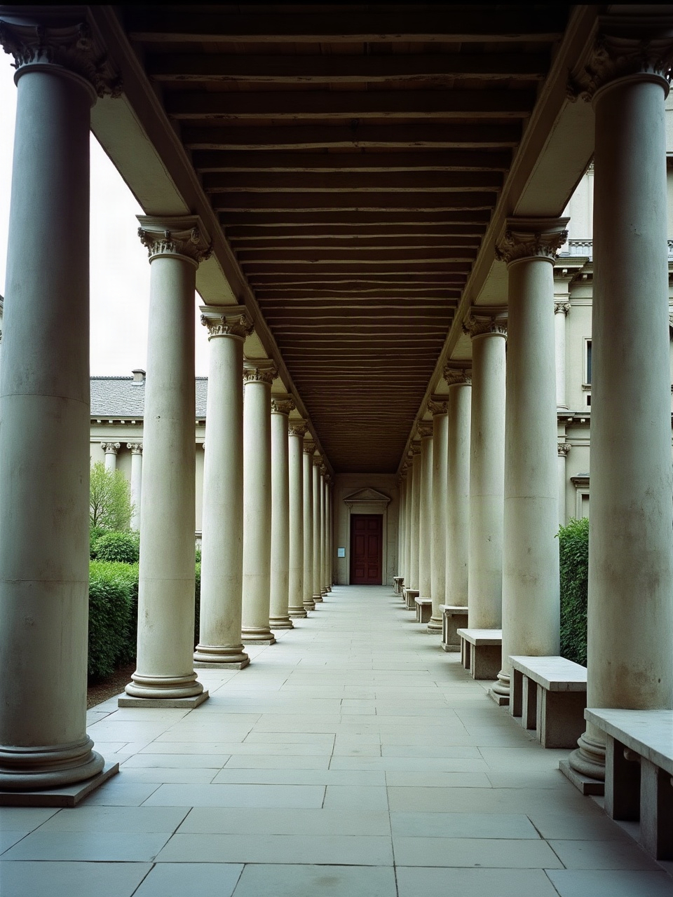Columnata de un paseo de balneario europeo del siglo XIX, exterior sin carteles